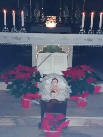 Gesù Bambino davanti all'altare della Chiesa parrocchiale